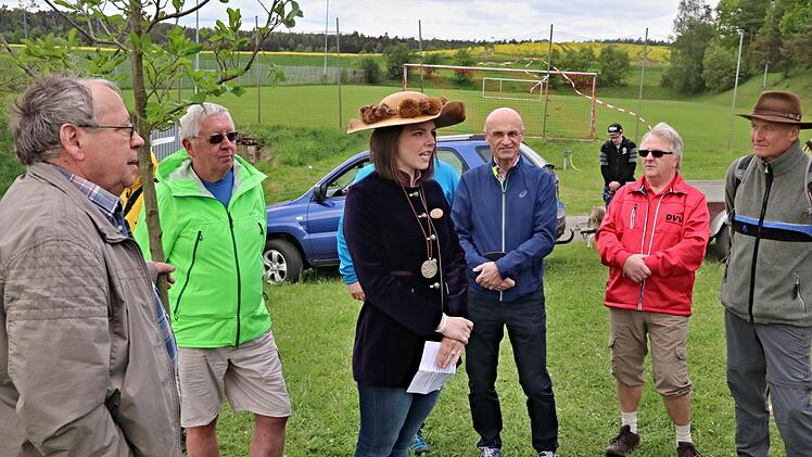 Baumkönigin Andrea Köhler erläutert den "Baum des Jahres", die Esskastanie vor ihren Mitwanderern.Helmut Will