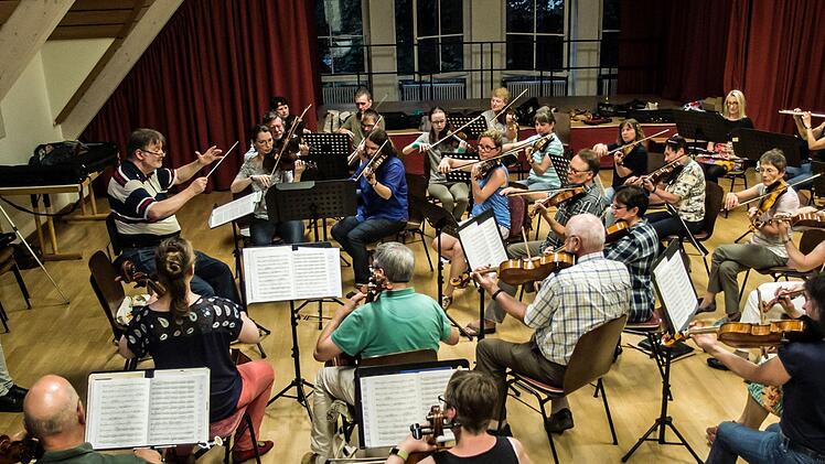 Probenendspurt für das Open-Air-Konzert am Sonntag im Freibad Neustadt: Hans Stähli dirigiert das Orchester der Musikfreunde Neustadt.Foto: Jochen Berger
