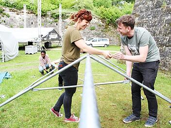 Zeltaufbau funktioniert nur mit guter Kommunikation: Kristina Fitz und Ferdinand Pezold sind im Festungsgraben am Werkeln. Fotos: Teresa Hirschberg