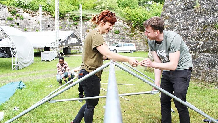 Zeltaufbau funktioniert nur mit guter Kommunikation: Kristina Fitz und Ferdinand Pezold sind im Festungsgraben am Werkeln. Fotos: Teresa Hirschberg