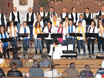 Der Gospelchor Kronach unter der Leitung von Christiane Stömer-Rauh erfreute das Publikum in der voll besetzten Pfarrkirche Heilige Familie mit einer Mischung von Gospelsongs, Spirituals sowie weihnachtlichen Liedern und Popmusik. Foto: Alfred Thieret