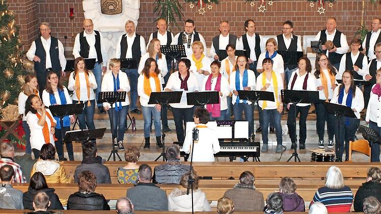 Der Gospelchor Kronach unter der Leitung von Christiane Stömer-Rauh erfreute das Publikum in der voll besetzten Pfarrkirche Heilige Familie mit einer Mischung von Gospelsongs, Spirituals sowie weihnachtlichen Liedern und Popmusik. Foto: Alfred Thieret