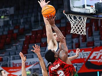 Bambergs Chase Fieler blockt vier Sekunden vor Schluss den Wurf des überragenden Gästespielers Raymar Morgan, der für Karsiyaka bis dahin 25 Punkte erzielt hatte. Foto: Daniel Löb