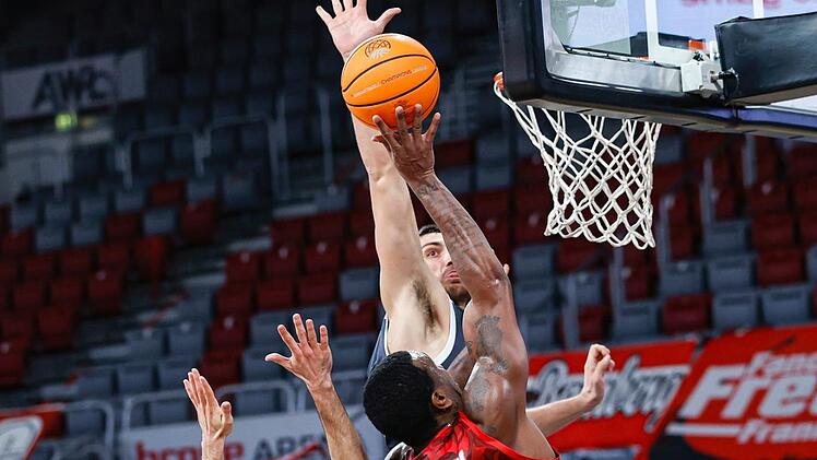 Bambergs Chase Fieler blockt vier Sekunden vor Schluss den Wurf des überragenden Gästespielers Raymar Morgan, der für Karsiyaka bis dahin 25 Punkte erzielt hatte. Foto: Daniel Löb