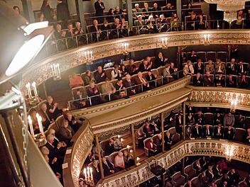 Keine Masken, keine Abstände im fast ausverkauften Haus: wann wird es im Landestheater und anderen Veranstaltungsorten in der Region wieder so aussehen wie auf einem Foto von 2013? Der Weg zurück in die Normalität nach dem langen Corona-Lockdown kann ein langer Weg werden.Foto: Archiv/Jochen Berger