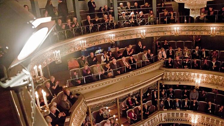 Keine Masken, keine Abstände im fast ausverkauften Haus: wann wird es im Landestheater und anderen Veranstaltungsorten in der Region wieder so aussehen wie auf einem Foto von 2013? Der Weg zurück in die Normalität nach dem langen Corona-Lockdown kann ein langer Weg werden.Foto: Archiv/Jochen Berger