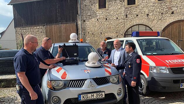 Test der neuen mobilen Sirenen (von links): Ger&auml;tewart Dominik Kuhn, Kommandant Robert M&uuml;ller (M&uuml;nnerstadt), Bauhofleiter Stefan Sluzar, B&uuml;rgermeister Michael Kastl und Vorstand Andreas Schlembach (Kleinwenkheim).