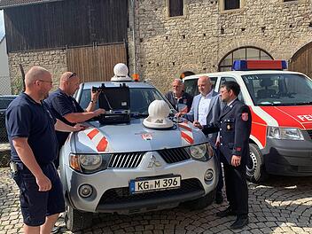 Test der neuen mobilen Sirenen (von links): Gerätewart Dominik Kuhn, Kommandant Robert Müller (Münnerstadt), Bauhofleiter Stefan Sluzar, Bürgermeister Michael Kastl und Vorstand Andreas Schlembach (Kleinwenkheim).