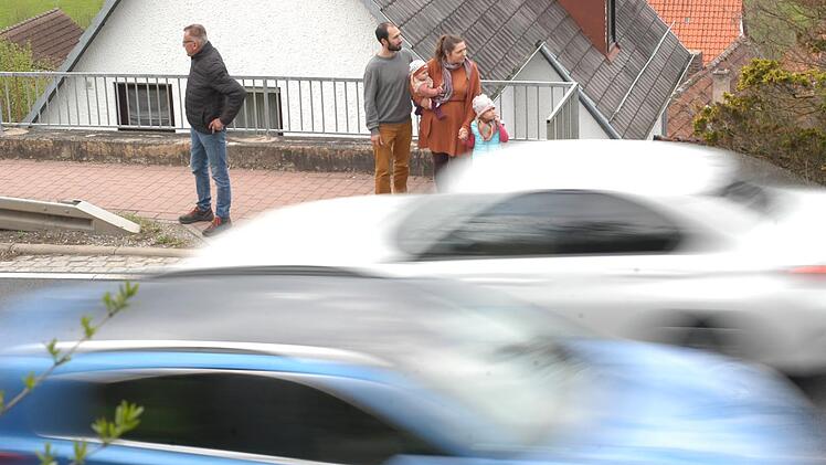 Die Bundesstraße an der Trimburg zu überqueren ist gefährlich. Foto: ssp
