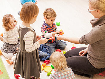 Kindergarten, Kita, Kinder, Erzieherin (Symbolbild)