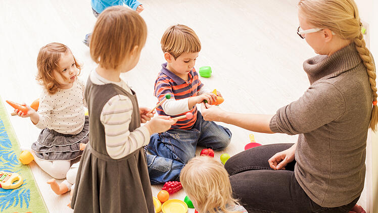 Kindergarten, Kita, Kinder, Erzieherin (Symbolbild)