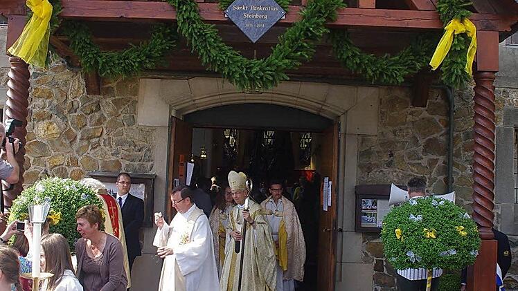 Erzbischof Ludwig Schick zog mit der Geistlichkeit nach dem Festgottesdienst aus der Kirche aus.