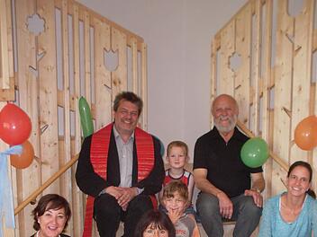 Da sitzen sie nun freudestrahlend auf der Tribüne der neuen Spiellandschaft im Schulkindergarten der Franz-von-Prümmer-Schule und freuen sich über das gelungene Werk. Unser Bild zeigt hinten links Diakon Johannes Hofmann von der evangelische Kirchengemeinde und daneben Schreinermeister Peter Krug. Davor sitzen die Kinder und Pädagogen aus der Franz-von-Prümmer-Schule.  Foto: Klaus Scheuring