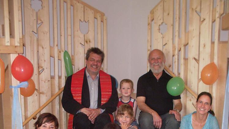 Da sitzen sie nun freudestrahlend auf der Tribüne der neuen Spiellandschaft im Schulkindergarten der Franz-von-Prümmer-Schule und freuen sich über das gelungene Werk. Unser Bild zeigt hinten links Diakon Johannes Hofmann von der evangelische Kirchengemeinde und daneben Schreinermeister Peter Krug. Davor sitzen die Kinder und Pädagogen aus der Franz-von-Prümmer-Schule.  Foto: Klaus Scheuring