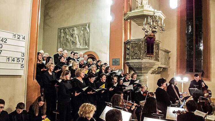 Impressionen vom Adventskonzert in Neustadt mit der Kantorei St. Georg.Foto: Jochen Berger
