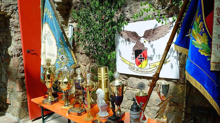 Viel Beachtung fand die Ausstellung der RK Machtilshausen im Julius-Echter-Saal, wo Pokale, Feldpost und Informationen zur Bundeswehr gezeigt wurden. Foto: Gerd Schaar