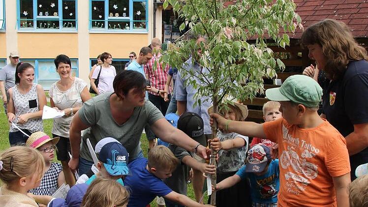 Zum 40. Geburtstages des Kindergartens "Itzgrundstrolche" in Lahm wurde im Garten ein Baum von der Leiterin Manuela Käb und Bürgermeisterin Nina Liebermann unter der aktiven Mithilfe der Kinder gepflanzt. Foto: Michael Stelzner