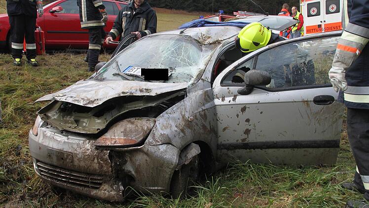 Ein Kleinwagen war am Freitag kurz nach 11 Uhr bei Kirchleus von der Straße abgekommen. Foto: Jürgen Gärtner