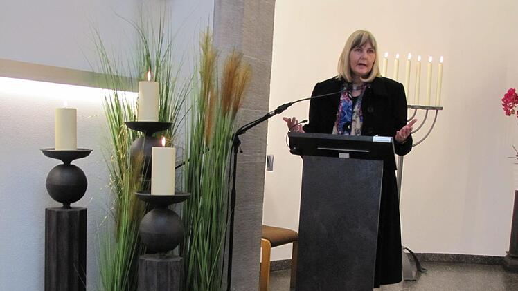Bürgermeisterin Birgit Weber gab die Kosten für die Neugestaltung von Aussegnungshalle, Krematorium und Umfeld mit 2,16 Millionen Euro an. Foto: Martin Koch