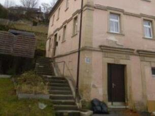 Das Anwesen in der Hauptstraße 29 in Unterrodach soll saniert werden. Am Donnerstag wurde die Machbarkeitsstudie durch Jürgen Kolb von Müller-Architekten vorgestellt.Veronika Schadeck