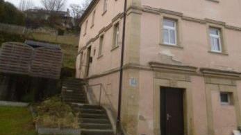 Das Anwesen in der Hauptstraße 29 in Unterrodach soll saniert werden. Am Donnerstag wurde die Machbarkeitsstudie durch Jürgen Kolb von Müller-Architekten vorgestellt.Veronika Schadeck