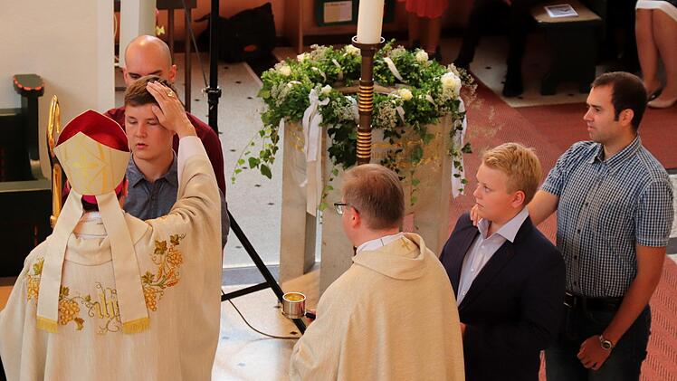 Weihbischof Herwig Gössl schreitet zur Tat.