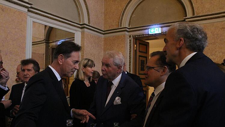 Michael Stoschek im Gespräch mit Andreas Prinz von Sachsen-Coburg und Gotha, Thomas Lessig und Max Bayersdorf (von links). Foto: Simone Bastian