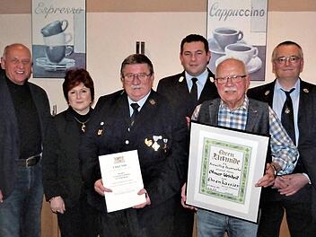 Günter Schmidt ist der zweite Feuerwehrmann im Landkreis Kulmbach, der für 50 Jahre Dienst geehrt wurde. Unser Bild zeigt (von links) Kreisbrandrat Stefan Härtlein, Bürgermeister Hermann Anselstetter, stellvertretende Landrätin Christina Flauder, Günter Schmidt, Kommandant Markus Holhut, Ehrenkassier Otmar Weisheit, Schriftführer Jörg Treutler und stellvertretenden Vorsitzenden Roland Opel.  Foto: Werner Reißaus