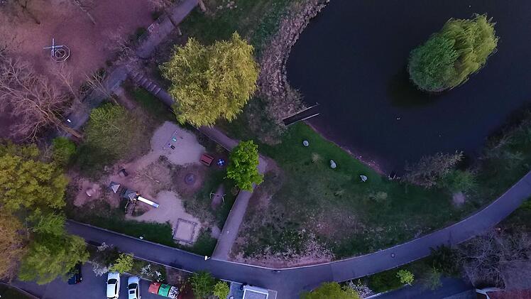 Spielplatz und Wiwaweiher aus der Vogelperspektive: Die Flächen am Weiher werden neu gestaltet.  Foto: Birgit Jentsch/herzolife