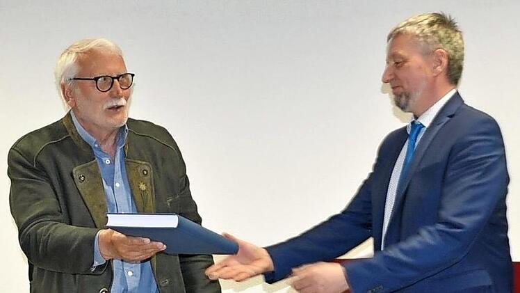 Während Zweiter Bürgermeister Rüdiger Kuhn (links) aus dem Gremium ausscheidet, rutscht der bisherige Bürgermeister Ralf Nowak im neuen Gemeinderat ins zweite Glied - als Gemeinderat.