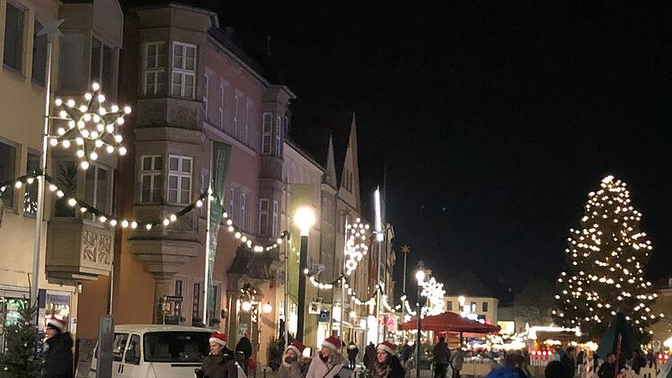 Bayreuther Innenstadt ist mit längster Lichterkette Frankens geschmückt