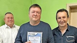 Christian Morchutt und Ringo Jorzig (nicht im Bild) erhielten das Verbands-Jugend-Ehrenzeichen in Gold des Bayerischen Fußballverbandes (BFV). Das Bild zeigt (von links) den 1. Vorsitzenden Jochen Straub, Christian Morchutt und den Vereinsehrenamt...