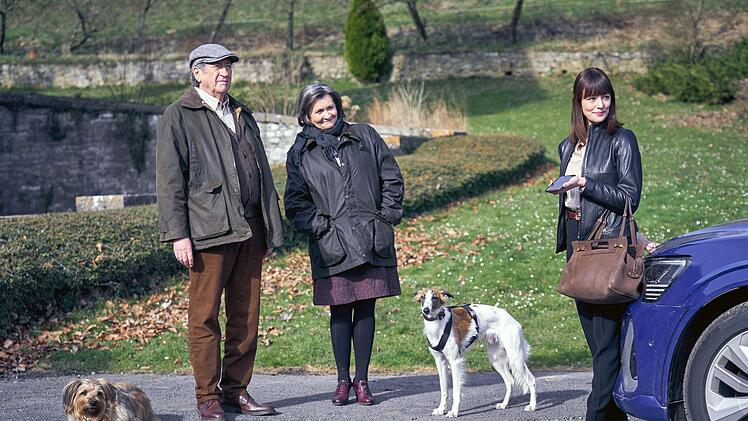 Lord (Philip Jackson, links) und Lady McIntosh (Victoria Carling, zweite von links) empfangen Linda (Lavinia Wilson) auf ihrem Landsitz in Schottland.