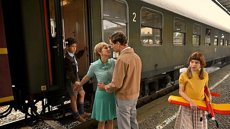 Kommunistin Marlis (Susanne Bormann) und ihr regimekritischer Ehemann Gerd (Jan Krauter) müssen eine Entscheidung für sich und ihre Kinder Elke (Klara Metten, rechts) und Willi (Kolja Rashed, links) treffen.