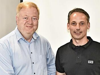 Der neue B&uuml;rgermeister von K&ouml;nigsberg Johannes Burkard (links) gratuliert seinem Nachfolger im Amt des TV-Vorsitzenden, Joachim Volk.