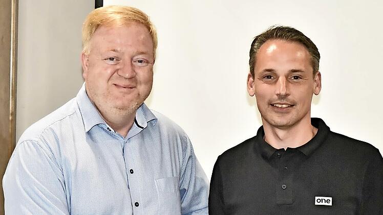 Der neue B&uuml;rgermeister von K&ouml;nigsberg Johannes Burkard (links) gratuliert seinem Nachfolger im Amt des TV-Vorsitzenden, Joachim Volk.