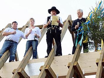 Den Richtspruch sprach Zimmermeister Hubert Hallmann, die Maurerarbeiten werden von Helmut Zillig geleitet. Von links Altstadtrat Peter Grasser, Ortssprecher Bernhard Grasser und die Vorsitzende des Gartenbauvereins, Irmgard Engert, rechts Alfred Deinlein. Foto:  Markus Köhler