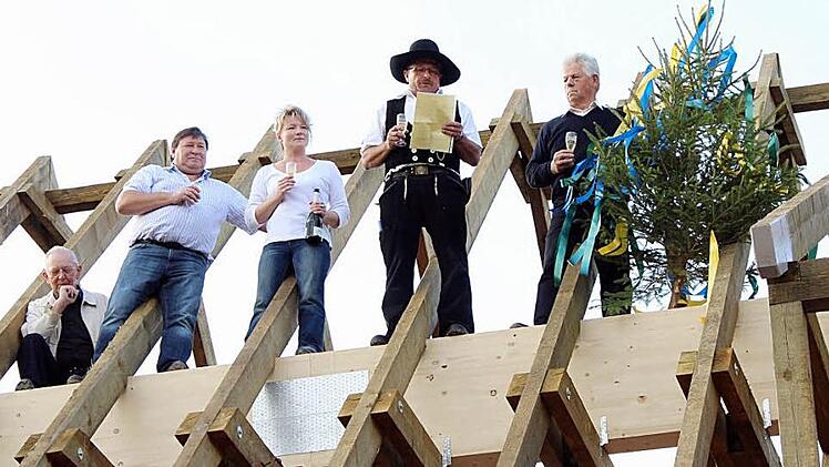 Den Richtspruch sprach Zimmermeister Hubert Hallmann, die Maurerarbeiten werden von Helmut Zillig geleitet. Von links Altstadtrat Peter Grasser, Ortssprecher Bernhard Grasser und die Vorsitzende des Gartenbauvereins, Irmgard Engert, rechts Alfred Deinlein. Foto:  Markus Köhler