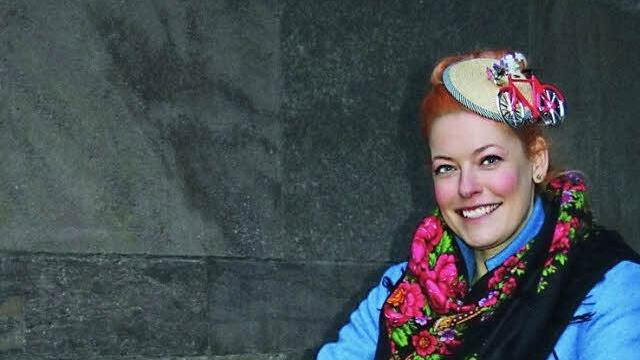 Ein Gesamtkunstwerk: Enie van de Meiklokjes mit ihrer Spezialanfertigung