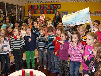 Die Erstklässler vorneweg: Jule, Tabea, Lukas, Cedric, Aaron, Sören, Sina, Selina, Svenja, Lisa, Mia beim Bürsten-Test