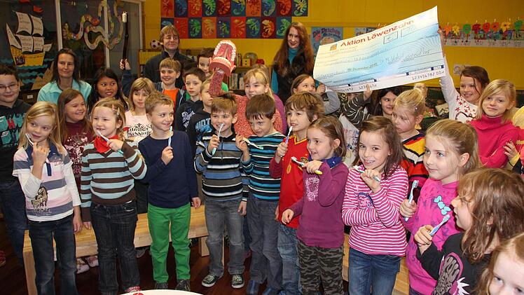 Die Erstklässler vorneweg: Jule, Tabea, Lukas, Cedric, Aaron, Sören, Sina, Selina, Svenja, Lisa, Mia beim Bürsten-Test