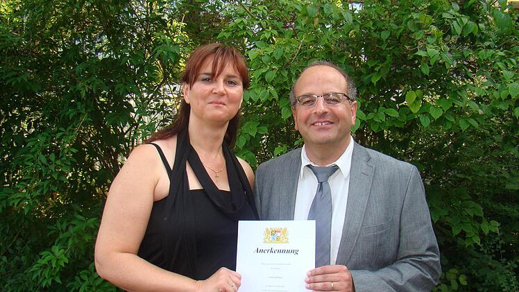 Georg Gißler überreicht an Stefania Budinger den Staatspreis.