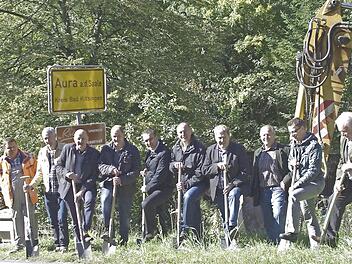 Den Spatenstich für den Neuausbau der Auraer Ortsdurchfahrt vollzogen die Vertreter der Behörden, der Kommune, des Planers, der Kissinger Stadtwerke und der ausführenden Baufirma Hell an der Einfahrt zum "Schrenkgraben". Foto: Winfried Ehling