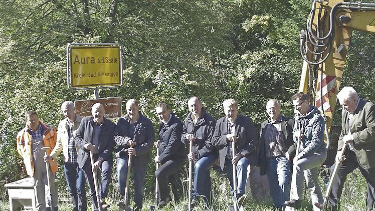 Den Spatenstich für den Neuausbau der Auraer Ortsdurchfahrt vollzogen die Vertreter der Behörden, der Kommune, des Planers, der Kissinger Stadtwerke und der ausführenden Baufirma Hell an der Einfahrt zum "Schrenkgraben". Foto: Winfried Ehling