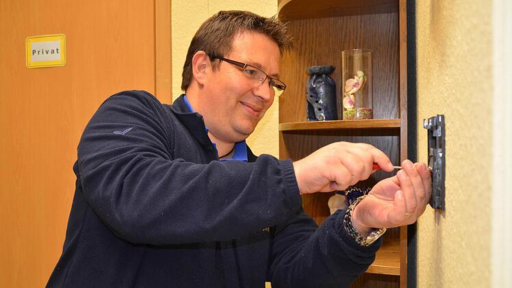 Letzte Arbeiten am Bühnenbild. Hier ist Peter Hartmann dabei, ein Telefon zu installieren. Foto: Kathrin Kupka-Hahn