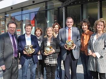 Bei der Übergabe der Spenden für die P-.Seminare