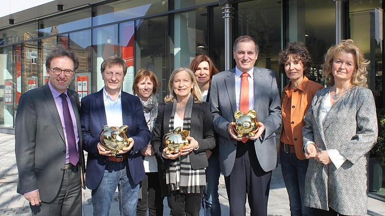 Bei der Übergabe der Spenden für die P-.Seminare