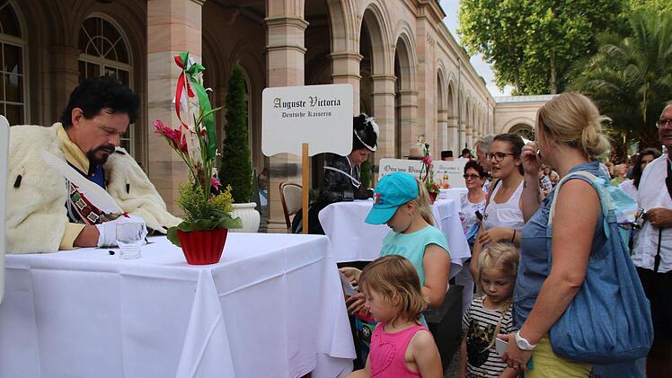 Autogramme am Fließband schrieb Ludwig II. von Bayern bei der Autogrammstunde der historischen Persönlichkeiten.