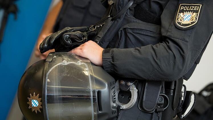 Die Gewalt gegen Polizisten steigt auch in Oberfranken deutlich an. 604 Gewaltfälle wurden vom Polizeipräsidium für das Jahr 2016 registriert. Foto: Daniel Karmann/dpa