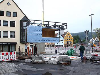 Mit einem großen Kran wurde der vorgefertigte Kiosk auf der Baustelle passgenau auf die Fundamente gesetzt. Foto: Katrin Geyer